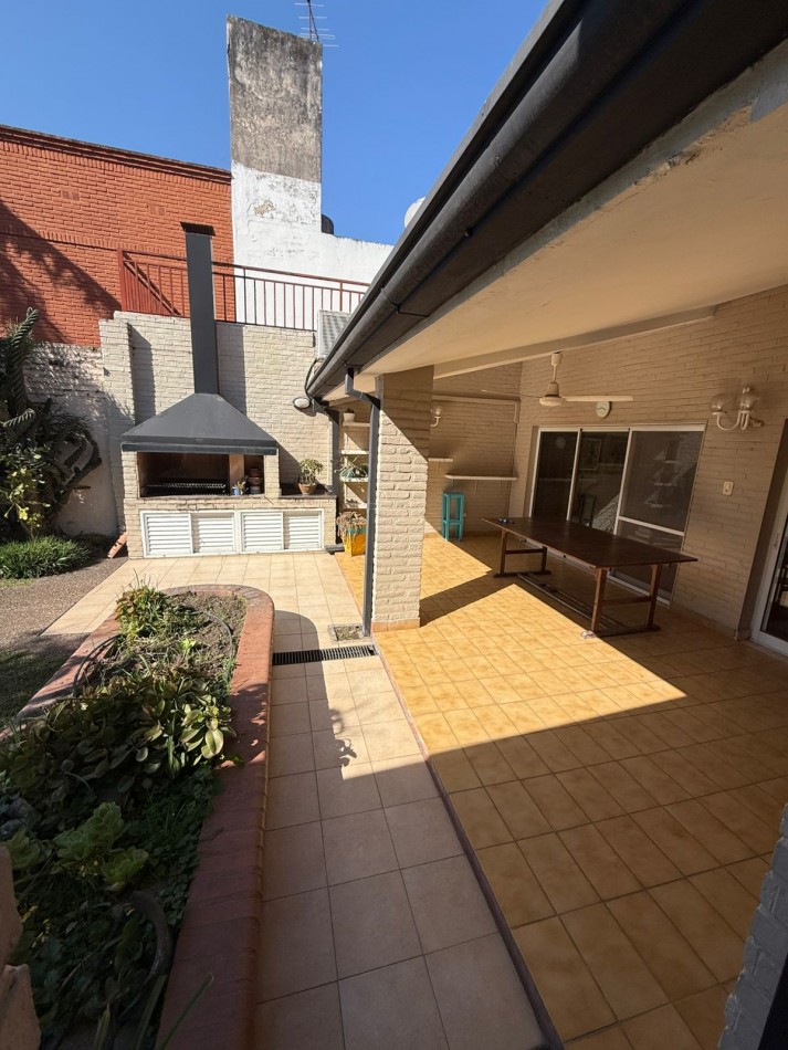 CASA EN BARRIO PARQUE  GUILLERMINA
