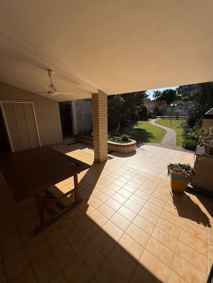 CASA EN BARRIO PARQUE  GUILLERMINA