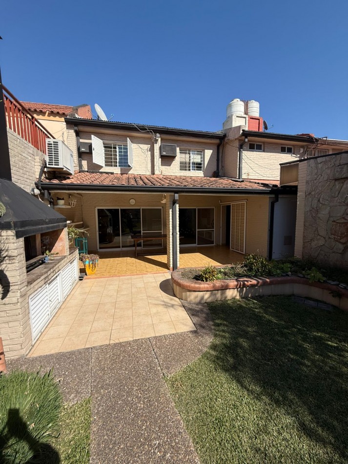 CASA EN BARRIO PARQUE  GUILLERMINA