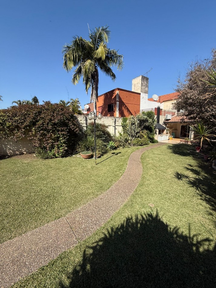 CASA EN BARRIO PARQUE  GUILLERMINA
