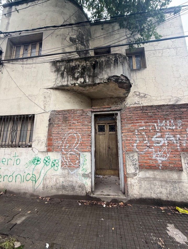 Terreno con construccion a demoler o refaccionar - Pje. Garcia No 871